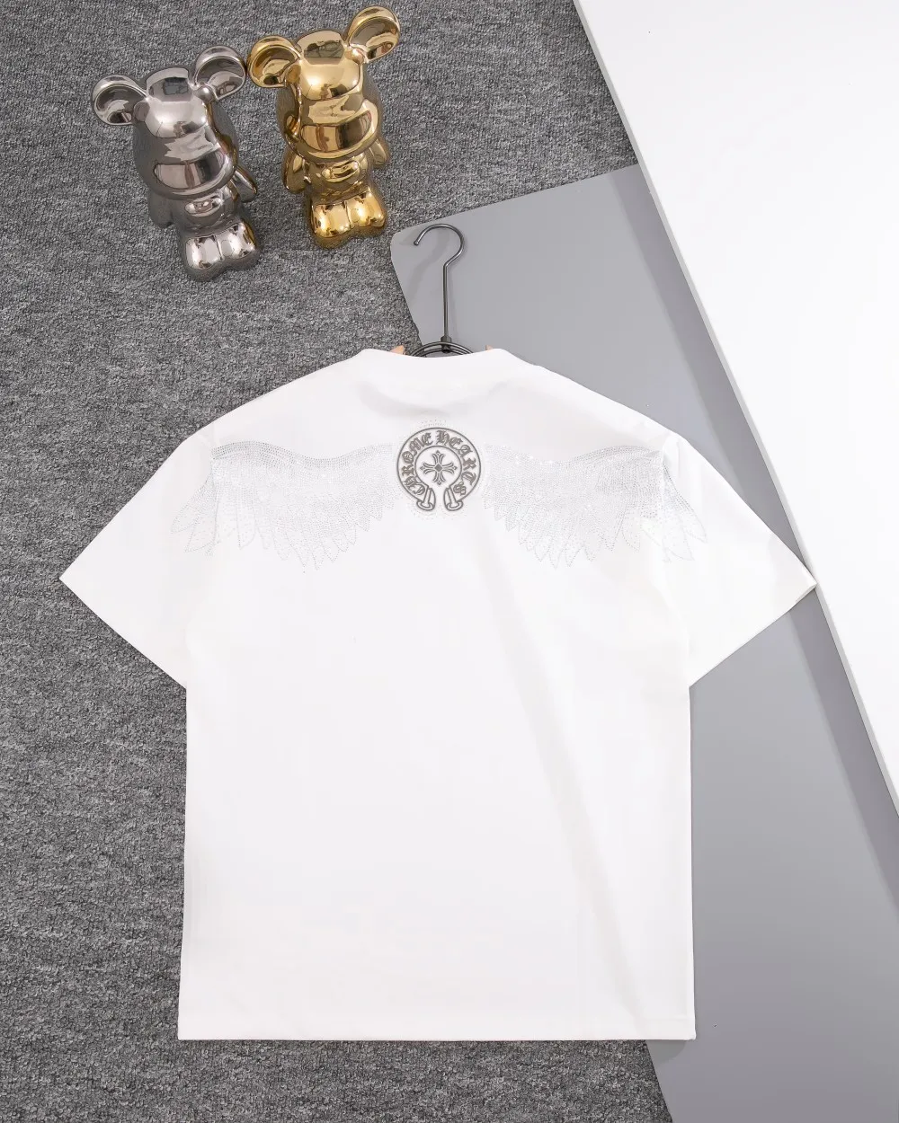 P190 CHROME HEARTS hot-drilled short-sleeved T-shirt. The front and rear panels are marked with high-end hot-drilled flower craftsmanship. The fabric is comfortable and soft, and the high-end washing water is used. The ribs are customized and dyed in the same cylinder. Three standards are complete, the official website is synchronized, and the original mold is opened. The same style for men and women. It is also a practical item that is necessary for daily use. Color: Black White Pink Size: S M L XL